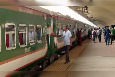 train-6a1282ce04fff-copy-900x600.jpg