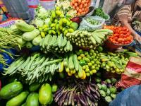 বৃষ্টিতে সবজির বাজারে উত্তাপ, ১৪০ টাকা বেগুন